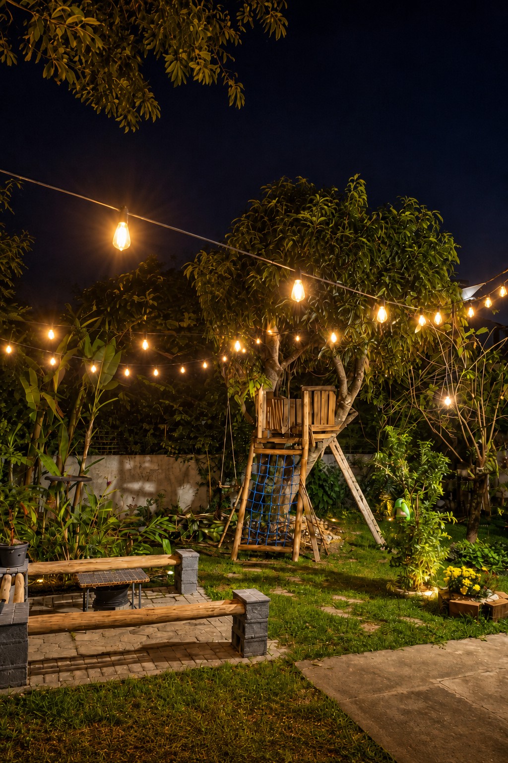 Jardim da Casa Amélia iluminado à noite